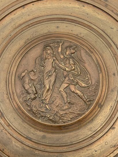 null Coupe sur piédouche en bronze figurant en son centre en bas-relief figurant...