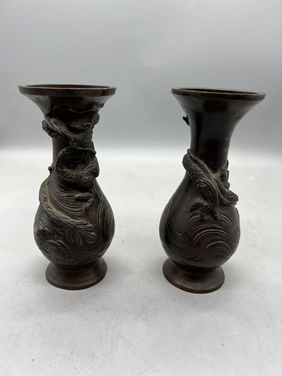  Lot d'objets asiatiques comprenant : 
 
Deux vases à colé étiré en émaux cloisonnées...