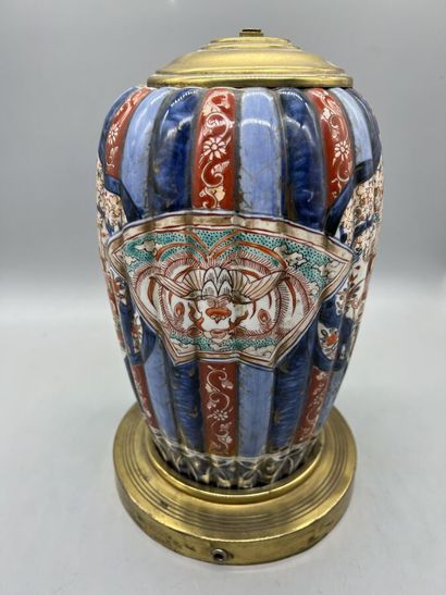 null * Dans le gout de la porcelaine Imari,

Vase à godrons à décors de scènes animées...