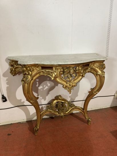  Console dans le style Louis XV galbée sur trois côtés en bois sculpté et doré, ceinture...