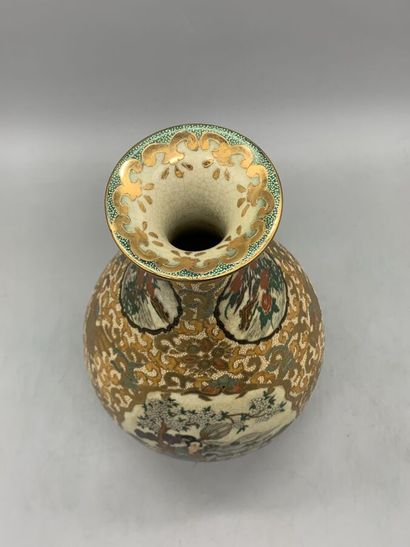 null CHINE

Vase en porcelaine de forme balustre à col évasé à décor de scènes de...