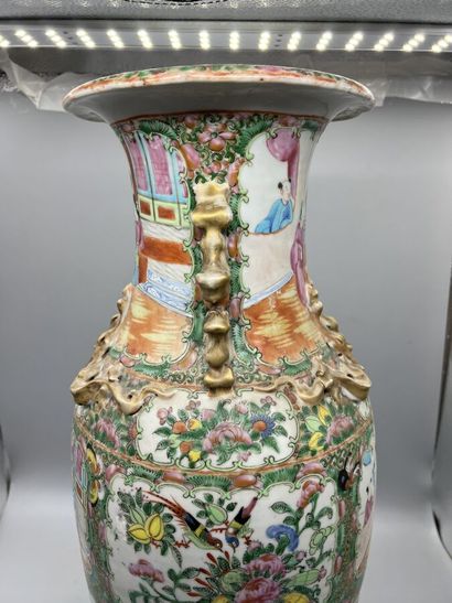 null * CANTON. 

Grand vase de forme balustre à décor polychrome et or, orné de réserves...