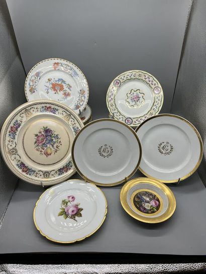 null * Lot d'assiettes comprenant trente-quatre pièces en porcelaine à décor polychrome...