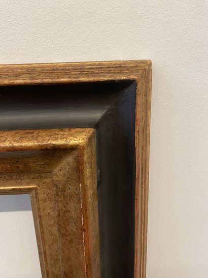null Important cadre en bois doré et peint.

XXème siècle

H. 118,5 cm - L. 87 c...