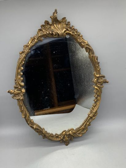 Miroir en bois doré de style Louis XV à décor...