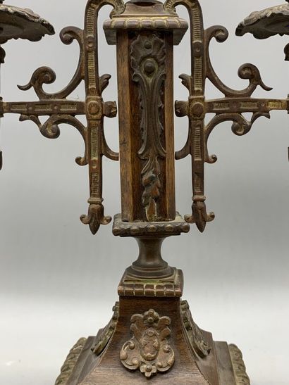  Paire de petits chandeliers en bois et bronze de style Napoléon III. 
XXème siècle...