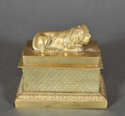 Encrier en métal doré représentant un lion...
