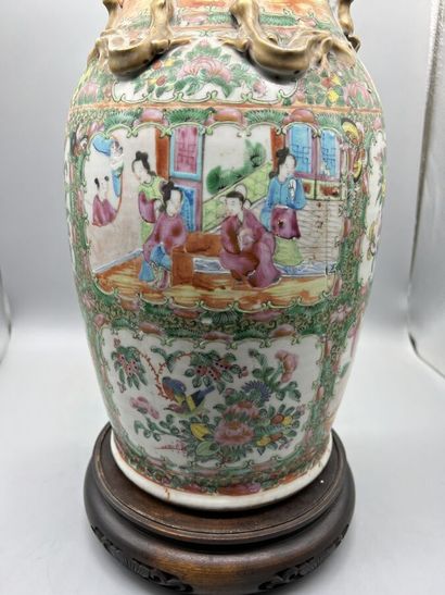 null * CANTON. 

Grand vase de forme balustre à décor polychrome et or, orné de réserves...