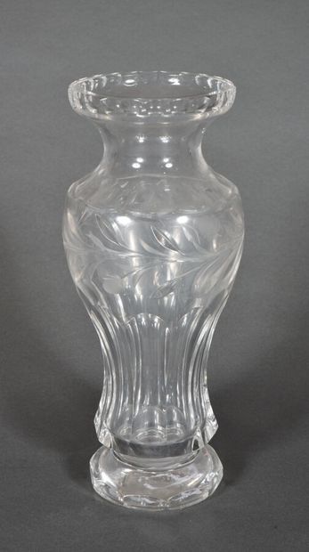  Vase balustre en verre taillé, à décor de guirlandes feuillagées et de godrons....