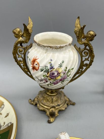  * Lot d'objets en porcelaine comprenant : 
 
Un perroquet en porcelaine or et blanc...