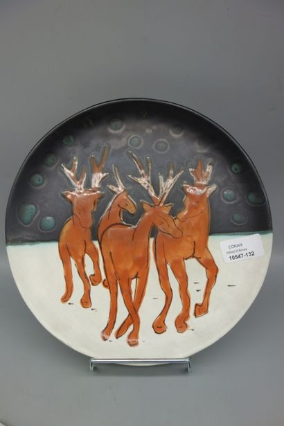  Vallauris, assiette circulaire à décor de quatre rennes orangés, marqué au revers...