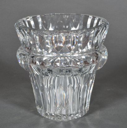  BACCARAT 
Vase en cristal taillé. 
XXème siècle. 
H. 23 cm - D. 22 cm 
Signé sous...