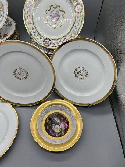 null * Lot d'assiettes comprenant trente-quatre pièces en porcelaine à décor polychrome...