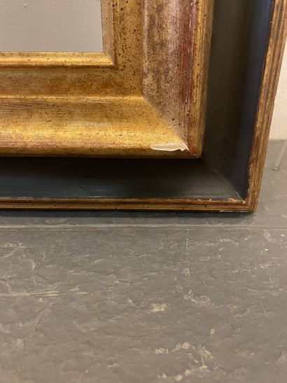 null Important cadre en bois doré et peint.

XXème siècle

H. 118,5 cm - L. 87 c...