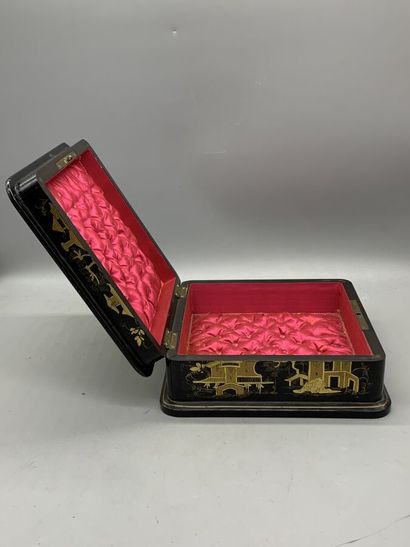  Boîte en bois noirci à décor de chinoiseries en doré sur fond noir de style Napoléon...