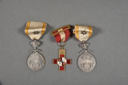 null Espagne. Médaille de la Paz, 2 variantes, et Croix du Mérite Militaire (émail...