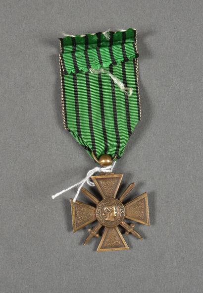null France. Croix de Guerre 1939/1941, 37mm, revers à forte bordure plate, ruban...