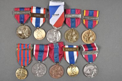 null France. Médailles de la DEFENSE NATIONALE (6) et divers (4), lot de 10