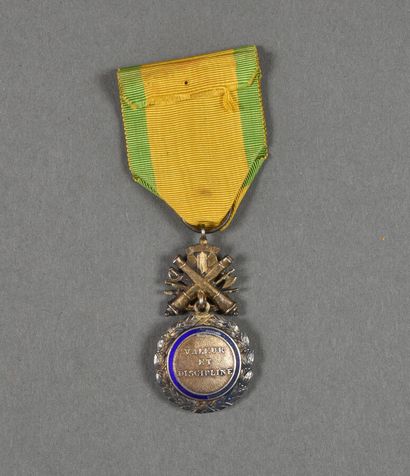  France. Médaille Militaire, modèle dit des Généraux, centres or bombés, trophée...