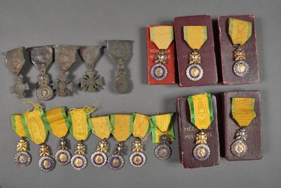 null France. Médaille Militaire, diverses variantes (13 dont 5 avec boîtes marquées)...