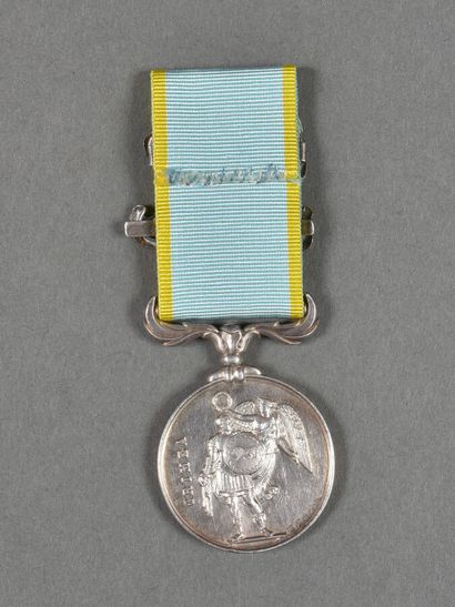 null France. Grande Bretagne. Médaille de CRIMEE 1854, signée E.F.,agrafes Balaklava...