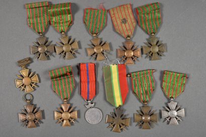 null France. Croix de Guerre 1°guerre, variantes (11), et médaille des Volontaires...