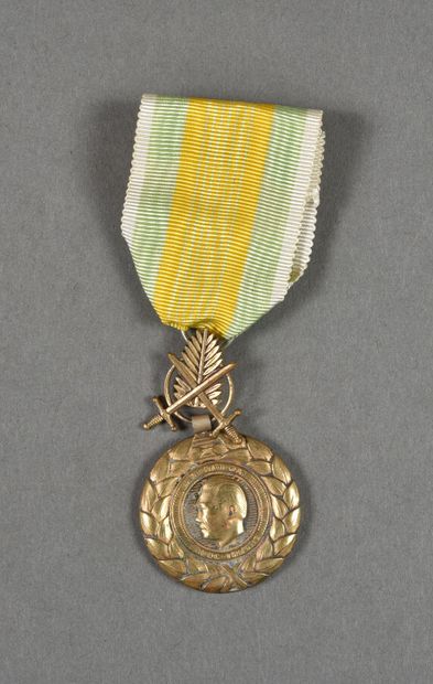 null France. Indochine. Médaille du Mérite Militaire de Bao-Daï, bélière uniface...