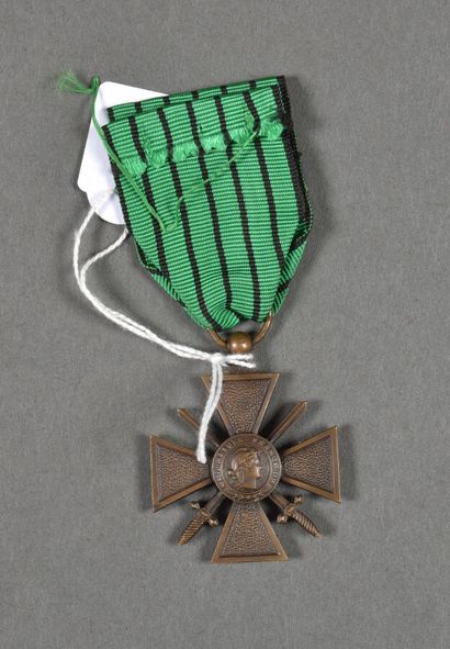 null France. Croix de Guerre 1939/1942, 38mm, dates très en relief, ruban modern...