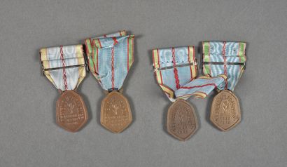 null France. Médaille commémorative 1939/1945 avec agrafes, lot de 4.