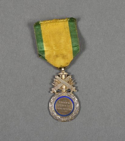 null France. Médaille Militaire du 3°Type dite Versaillaise, signée Barre, 1 éclat...
