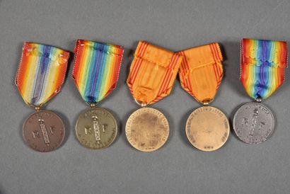 null France. Médaille de la France Libérée (3) et médaille du Réfractaire (2), variantes,...