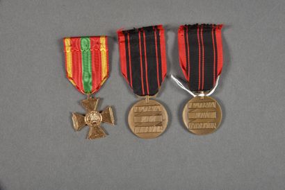 null France. Médaille de la Résistance, 2 exemplaires dont 1 à rosette, et 1 Croix...