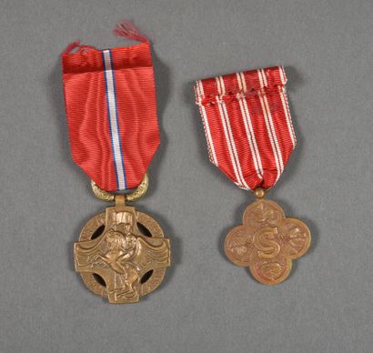 null Tchécoslovaquie. 1°Guerre, Croix de guerre (1), et médaille dite « révolutionnaire »...