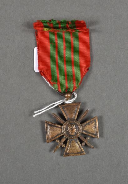 null France. Croix de Guerre 1944, 37mm, centre du revers à fond « nuageux ».