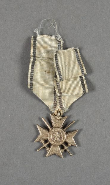 null Bulgarie. Croix de la Bravoure avec glaives et ruban d'origine.