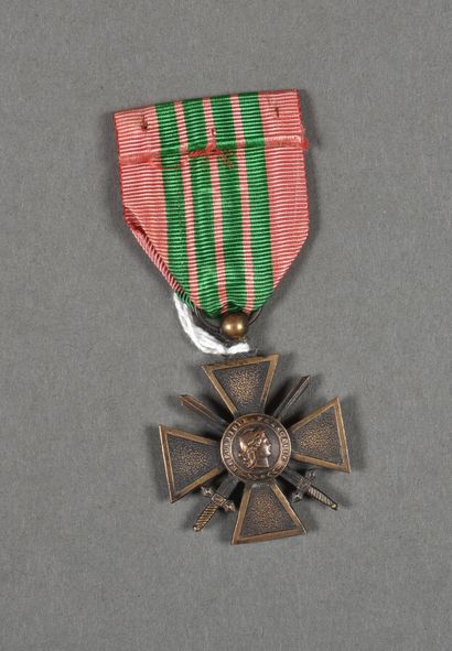 null France. Croix de Guerre 1942, 37mm, fond du revers à fines petites stries (du...