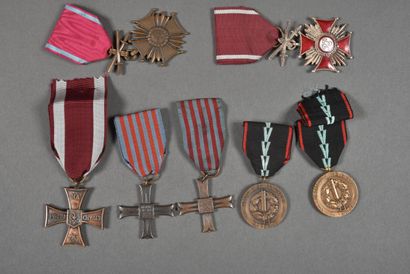Pologne. Médailles et croix militaires diverses,...