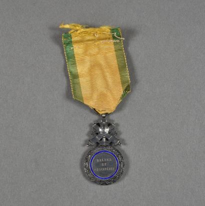  France. Médaille Militaire du 3°Type dite Versaillaise variante tête à droite, non...