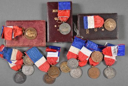 null France. Médaille d'honneur du Travail du Ministère de la Guerre (17 dont 3 en...