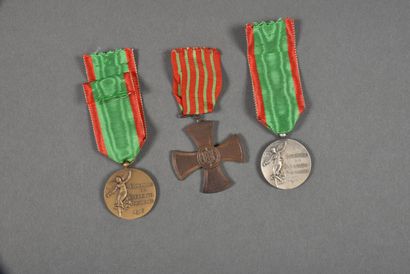 null Portugal. 1°Guerre, Croix de Guerre (1), médaille commémorative (2), lot de...