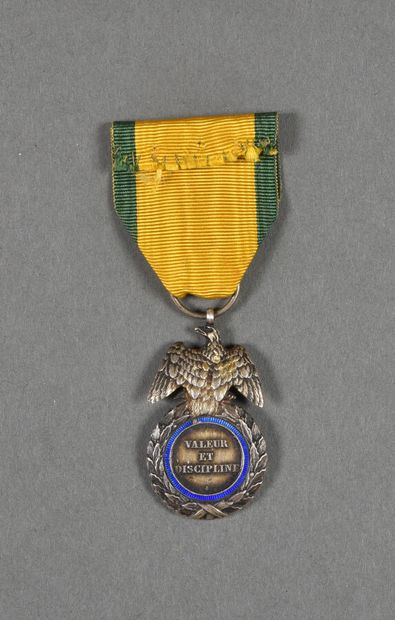  France. Médaille Militaire du 2°Type, à l'ancre, petits éclats au revers.