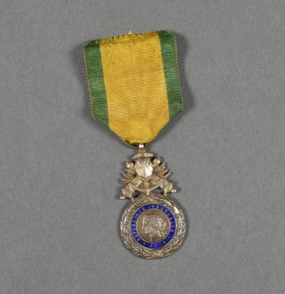  France. Médaille Militaire du 3°Type dite Versaillaise, signée Barre, 1 éclat restauré...