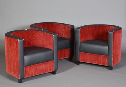 null Suite of 3 red striped club chairs, in imitation leather.

Circa 1980.

H. 66...