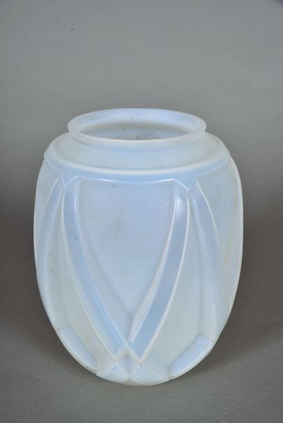 null André HUNEBELLE (1896-1985)

Vase " Étrusque ", à corps ovoïde en verre opalescent...
