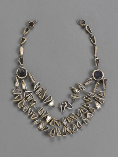 null Line VAUTRIN (1913-1997) 

Collier articulé à trois rangs de maillons circulaires...