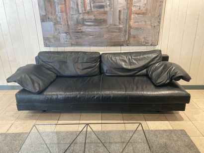 null A three-seater sofa in leather, model Sity, Antonio CITTERIO, edition BB Italia.

Circa...