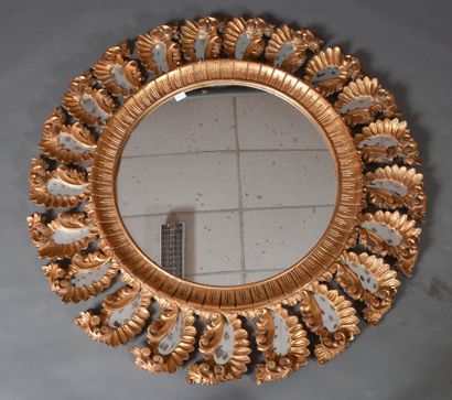 null Large circular decorative rococo mirror, restored in gilded wood.

C.1990

Diam.135...
