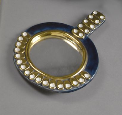 null Mithé ESPELT

Miroir à main en terre estampée émaillée bleu et or, décor à navettes.

C.1955

H....