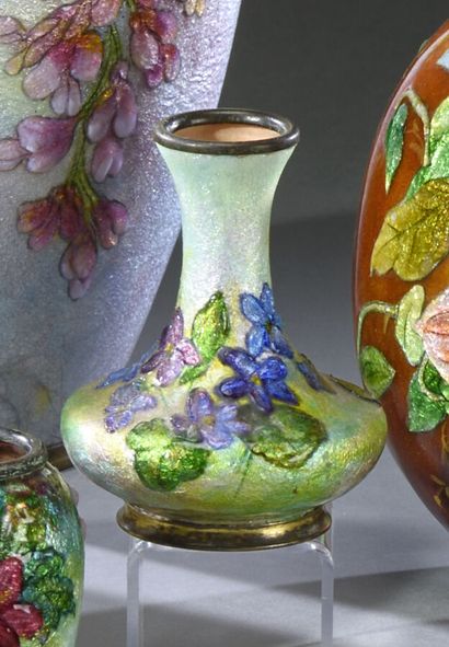 null Camille FAURE (1874 - 1956) 

Petit vase en cuivre à corps sphérique aplati...