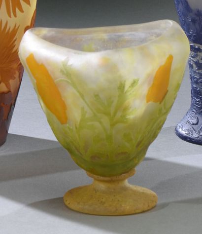DAUM - NANCY

Cup with triangular body and...